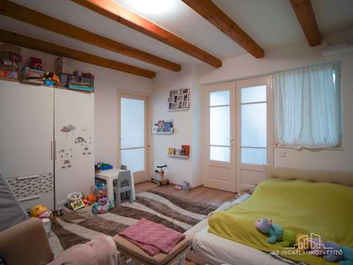 Szekszárd, Újváros, Kiss János utca, felújított családi ház