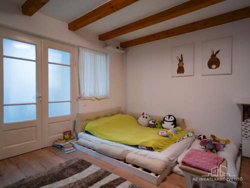 Szekszárd, Újváros, Kiss János utca, felújított családi ház