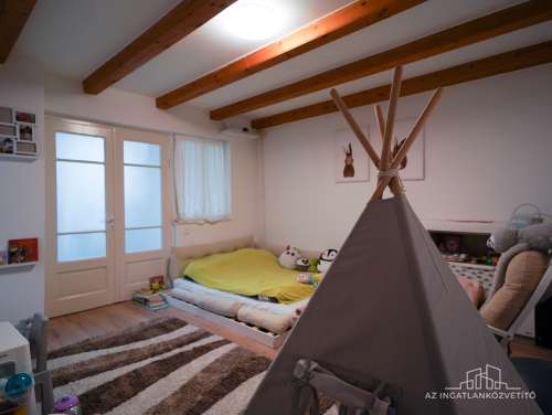 Szekszárd, Újváros, Kiss János utca, felújított családi ház