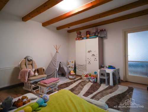 Szekszárd, Újváros, Kiss János utca, felújított családi ház