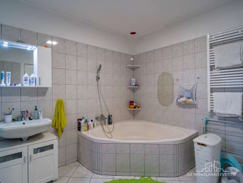 Szekszárd, Újváros, Kiss János utca, felújított családi ház