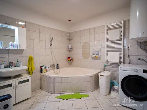 Szekszárd, Újváros, Kiss János utca, felújított családi ház