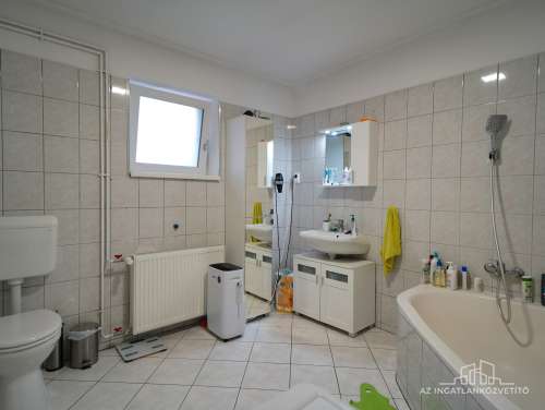 Szekszárd, Újváros, Kiss János utca, felújított családi ház