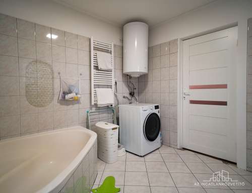 Szekszárd, Újváros, Kiss János utca, felújított családi ház