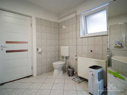 Szekszárd, Újváros, Kiss János utca, felújított családi ház