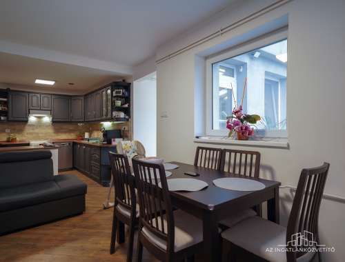 Szekszárd, Újváros, Kiss János utca, felújított családi ház