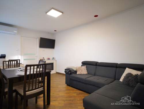 Szekszárd, Újváros, Kiss János utca, felújított családi ház