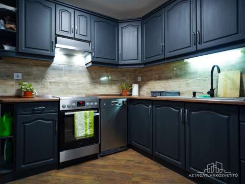 Szekszárd, Újváros, Kiss János utca, felújított családi ház