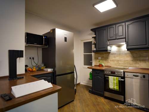 Szekszárd, Újváros, Kiss János utca, felújított családi ház