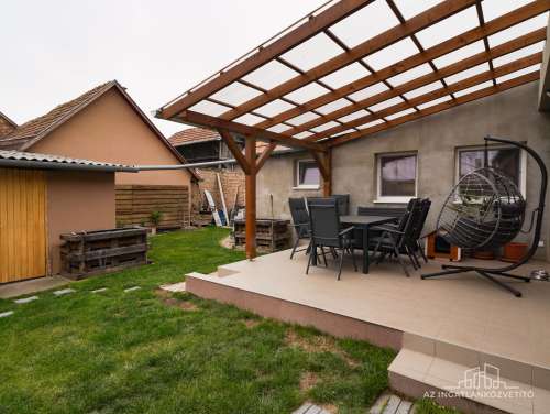 Szekszárd, Újváros, Kiss János utca, felújított családi ház