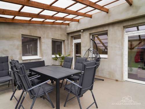 Szekszárd, Újváros, Kiss János utca, felújított családi ház