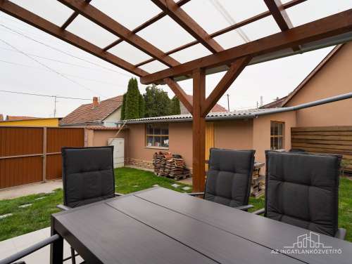 Szekszárd, Újváros, Kiss János utca, felújított családi ház