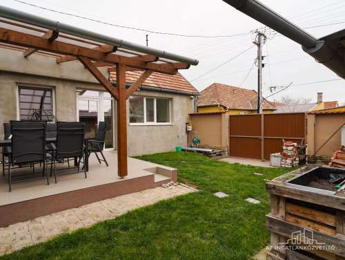 Szekszárd, Újváros, Kiss János utca, felújított családi ház