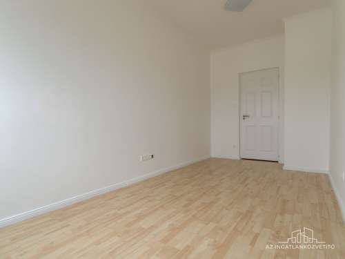 Szekszárd, Kőrösi Cs.S. utca 18. 4.em. - 3 szobás teljesen felújított, erkélyes lakás