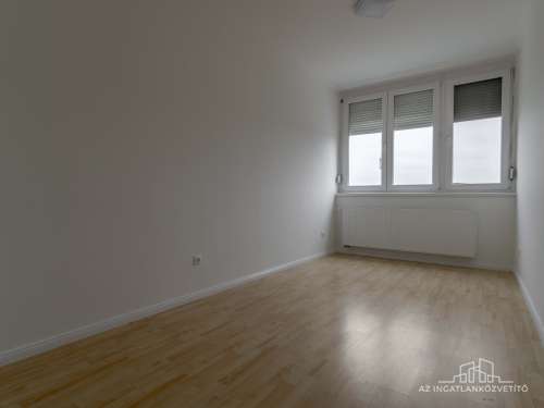 Szekszárd, Kőrösi Cs.S. utca 18. 4.em. - 3 szobás teljesen felújított, erkélyes lakás