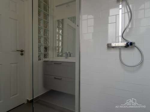 Szekszárd, Kőrösi Cs.S. utca 18. 4.em. - 3 szobás teljesen felújított, erkélyes lakás