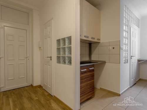 Szekszárd, Kőrösi Cs.S. utca 18. 4.em. - 3 szobás teljesen felújított, erkélyes lakás