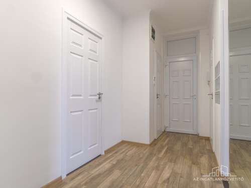 Szekszárd, Kőrösi Cs.S. utca 18. 4.em. - 3 szobás teljesen felújított, erkélyes lakás