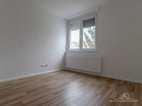 Szekszárd, Kőrösi Cs.S. utca 18. 4.em. - 3 szobás teljesen felújított, erkélyes lakás