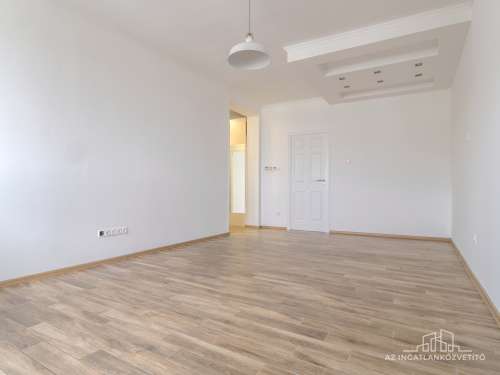 Szekszárd, Kőrösi Cs.S. utca 18. 4.em. - 3 szobás teljesen felújított, erkélyes lakás