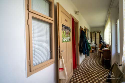 Gerjen, Petőfi utca, 57 m2-es családi ház, „horgásztanya, férfibarlang”?