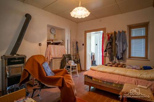 Gerjen, Petőfi utca, 57 m2-es családi ház, „horgásztanya, férfibarlang”?