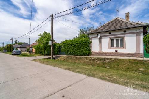 Gerjen, Petőfi utca, 57 m2-es családi ház, „horgásztanya, férfibarlang”?