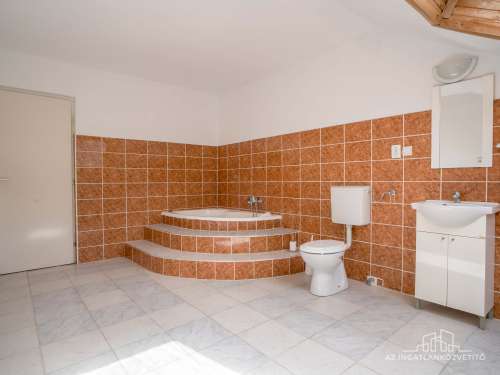 Paks, építők útja, 132 m2 (br 187 m2)-es lakás saját telekkel