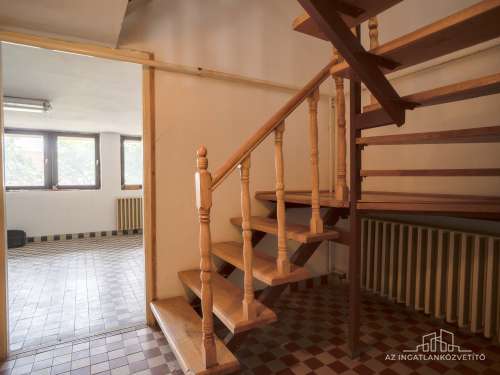 Paks, építők útja, 132 m2 (br 187 m2)-es lakás saját telekkel