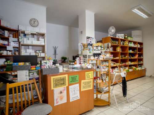 Bátaszék, Budai utca, 75 m2-es üzlet bérlővel