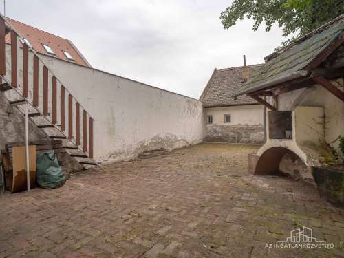Szekszárd, Rákóczi utca 2 lakás + 1 üzlet, cserélhető családi házra