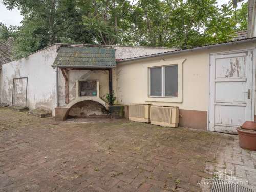 Szekszárd, Rákóczi utca 2 lakás + 1 üzlet, cserélhető családi házra