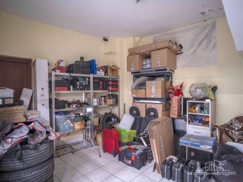Szekszárd, Rákóczi utca 2 lakás + 1 üzlet, cserélhető családi házra
