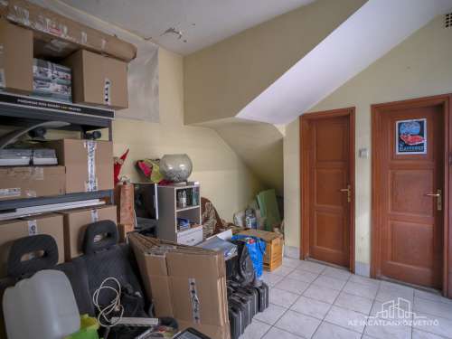Szekszárd, Rákóczi utca 2 lakás + 1 üzlet, cserélhető családi házra