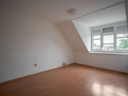 Szekszárd, Rákóczi utca 2 lakás + 1 üzlet, cserélhető családi házra