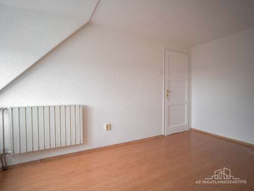 Szekszárd, Rákóczi utca 2 lakás + 1 üzlet, cserélhető családi házra