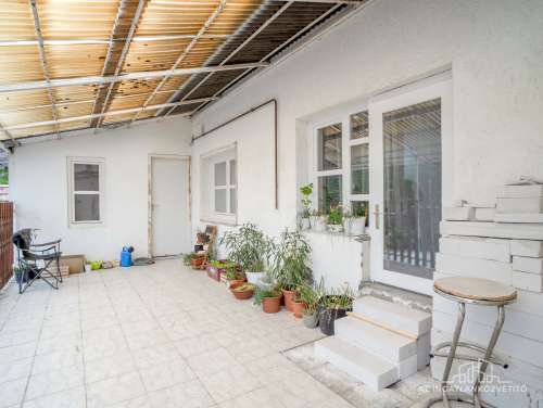 Szekszárd, Rákóczi utca 2 lakás + 1 üzlet, cserélhető családi házra
