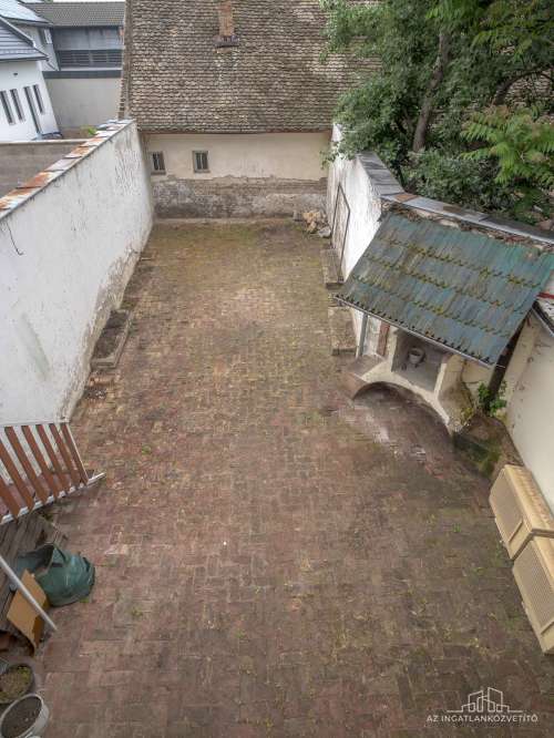 Szekszárd, Rákóczi utca 2 lakás + 1 üzlet, cserélhető családi házra