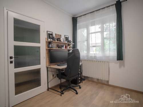 Szekszárd, Rákóczi utca 2 lakás + 1 üzlet, cserélhető családi házra