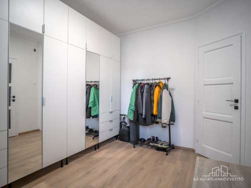 Szekszárd, Rákóczi utca 2 lakás + 1 üzlet, cserélhető családi házra