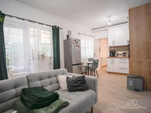Szekszárd, Rákóczi utca 2 lakás + 1 üzlet, cserélhető családi házra