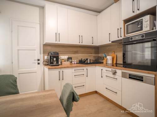 Szekszárd, Rákóczi utca 2 lakás + 1 üzlet, cserélhető családi házra