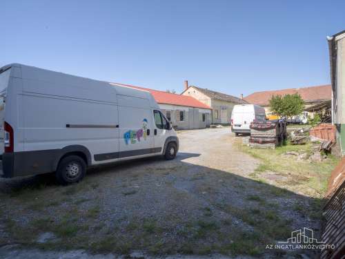 Tolna, Festetich utca, 665 m2 telken raktár és üzem (576 m2)