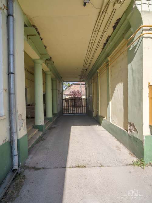 Tolna, Festetich utca, 665 m2 telken raktár és üzem (576 m2)