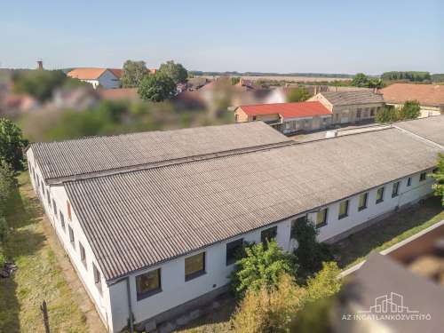 Tolna, Festetich utca, 665 m2 telken raktár és üzem (576 m2)